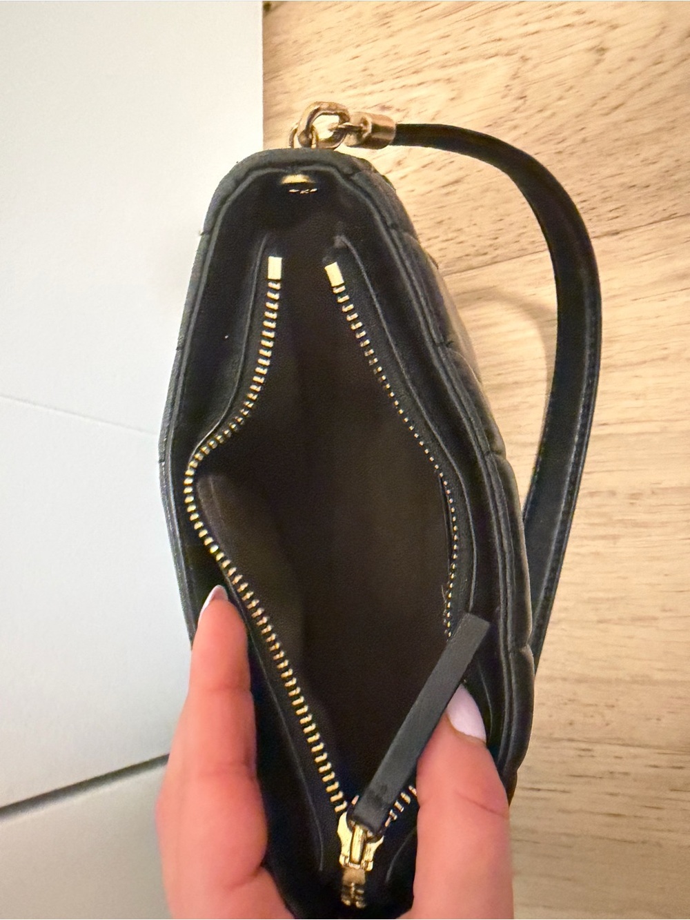 Tory Burch Black Quilted Logo Shoulder Bag with Gold Hardware - Picture 5 of 7